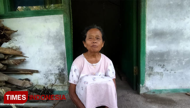 Waginem Janda Tua Tuna Rungu saat duduk di depan rumahnya dan suasana dalam rumah hingga dapur (Foto: Yusuf For TIMES Indonesia)