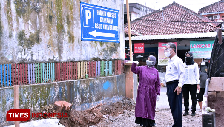 Wali Kota Banjar mengenakan APD berwarna ungu didampingi Wadir Pelayanan RSUD Kota Banjar saat meninjau pembangunan pos pengisian oksigen (FOTO: Susi/TIMES Indonesia)