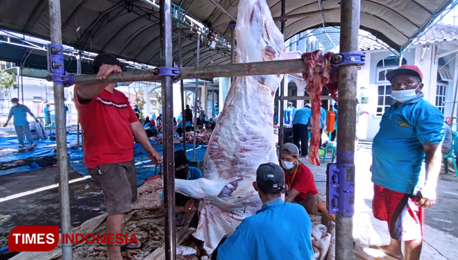 Proses pemotongan hewan kurban di Desa Sukaurip Kecamatan Balongan Kabupaten Indramayu.(Foto: Muhamad Jupri/TIMES Indonesia)