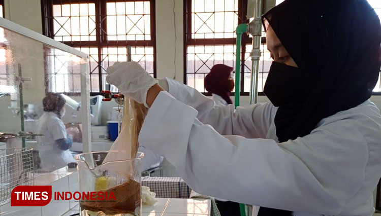 Proses penelitian poduk Chitomask. (FOTO: AJP TIMES Indonesia)