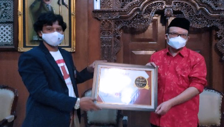 Di ruang pusaka Joko Kaiman Pendopo Sipanji, Bupati Banyumas Achmad Husein menerima piagam penghargaan Anugerah TIMES Indonesia 2020. (FOTO: Afifudin For TIMES Indonesia)