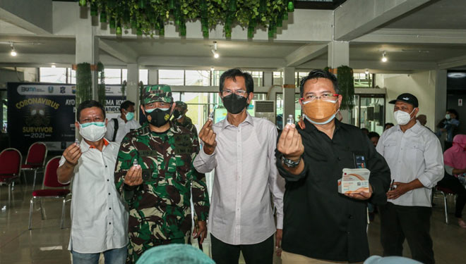Ketua DPRD Surabaya Adi Sutarwijono (dua dari kiri) dalam vaksinasi massal yang digelar PT SIER bersama Kodim 0831/Surabaya Timur. (FOTO: dok. Pribadi for Times Indonesia) 