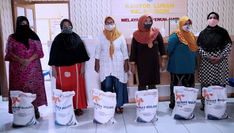 Keluarga Penerima Manfaat (KPM) Program Keluarga Harapan Kota Ternate menerima bantuan beras secara simbolis di Kantor Pos Ternate. (Foto: Aprillia for TIMES Indonesia)