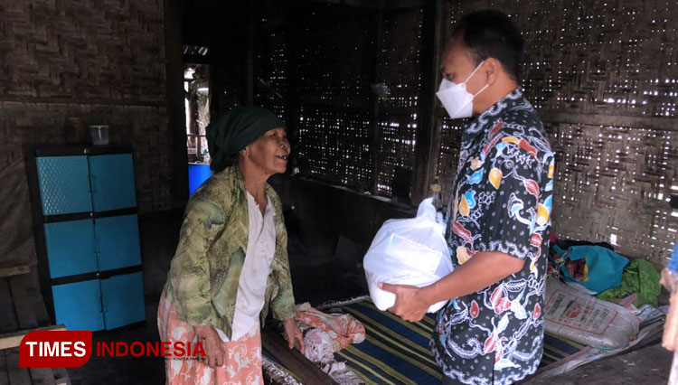 Bantuan sembako dan masker dari MBLC kepada masyarakat Ngijo Karangploso kabupaten Malang. (Foto: MBLC/TIMES Indonesia)