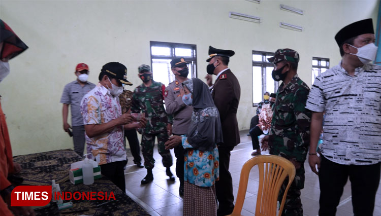 Bupati Banjarnegara Budhi Sarwono saat  salurkan Dana JPS PPKM Darurat di Desa Gumingsir Kecamatan Wanadadi (FOTO: Kominfo for TIMES Indonesia)