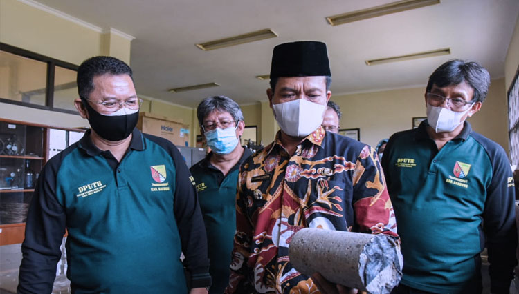 Bupati Bandung Dadang Supriatna mengunjugi Kantor Dinas Pekerjaan Umum dan Tata Ruang (PUTR), Soreang, Kamis (22/7/21). (FOTO: Humas Pemkab for TIMES Indonesia)