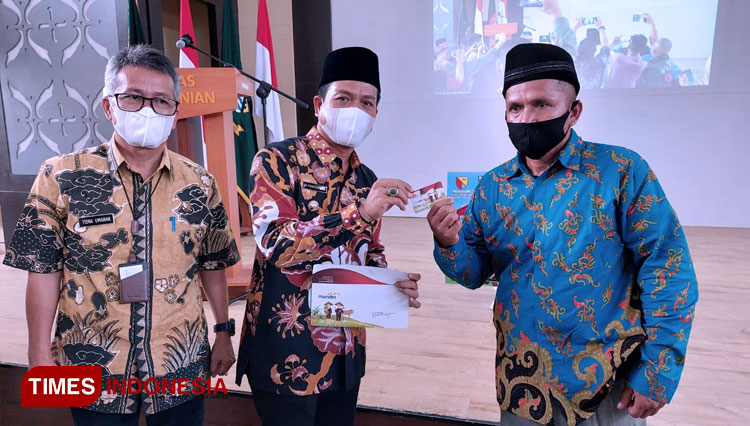 Bupati Bandung Dadang Supriatna meluncurkan Kartu Tani Sibedas, di Kantor Dinas Pertanian Kab Bandung, Kamis (22/7/21).(FOTO: Iwa/TIMES Indonesia)
