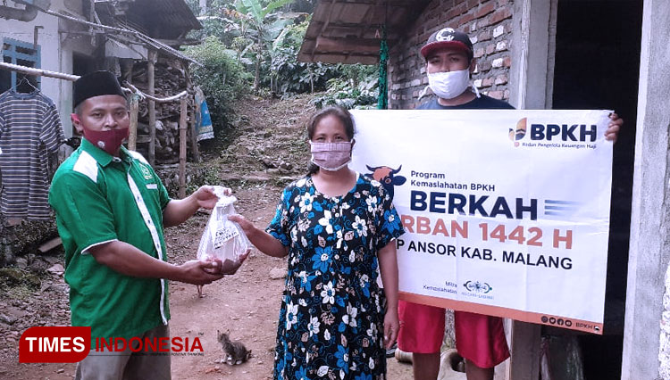 GP Ansor Kabupaten Malang ketika mendistribusikan daging kurban Program Berkah Kurban BPKH-Lazisnu. (FOTO: GP Ansor Kabupaten Malang for TIMES Indonesia)