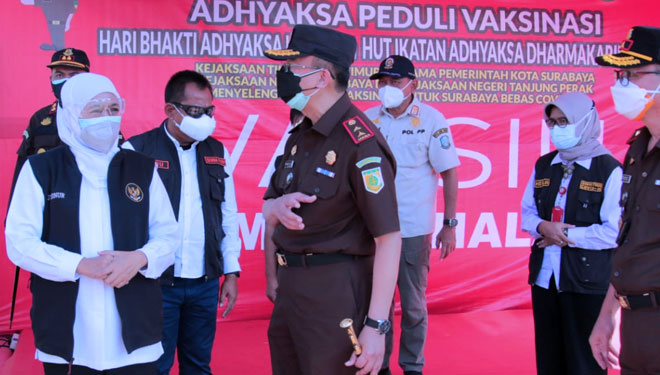 Gubernur Khofifah saat meninjau pelaksanaan vaksinasi massal Kejaksaan Tinggi Jawa Timur di Islamic Center Kota Surabaya.(Dok.Humas Pemprov Jatim) 