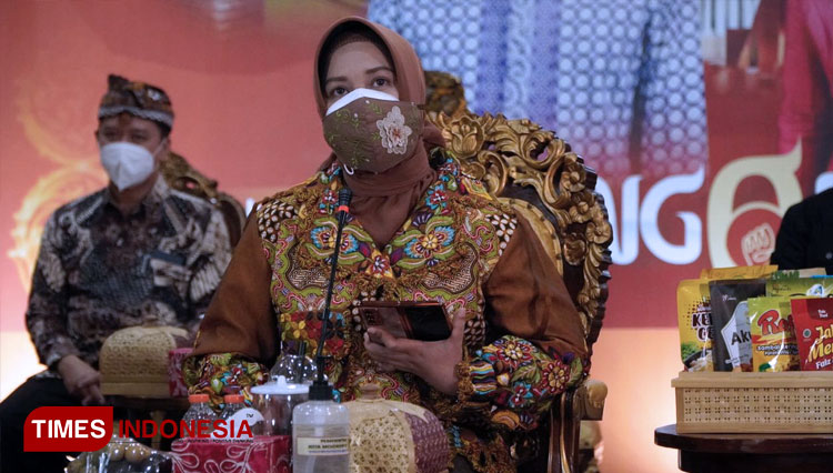 Wali Kota Mojokerto, Ika Puspitasari saat pertemuan virtual bersama Menteri Pariwisata dan Ekonomi Kreatif (Menparekraf) di Shaba Pambojana. Jumat (16/7/2021) (FOTO: Dok. TIMES Indonesia)