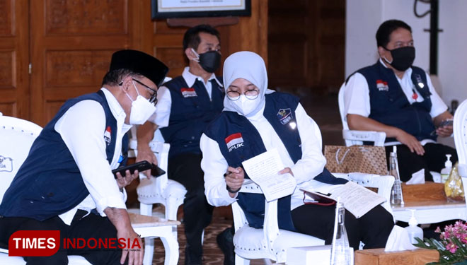 Bupati Banyuwangi Ipuk Fiestiandani Azwar Anas dan Sekretaris Daerah Banyuwangi Ir Mujiono (Foto: Rizki Alfian/TIMES Indonesia)