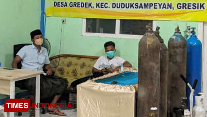Kades Gredek Kecamatan Duduksampeyan Muhammad Bahrul Ghofar saat memantau ketersediaan oksigen di posko (Foto: Akmal/TIMES Indonesia).