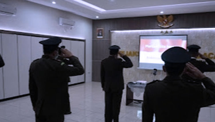 Para Kasi Kejari Cilacap mengikuti upacara secara virtual di Aula Kantor Kejaksaan. (FOTO: Dok Kejari Cilacap for TIMES Indonesia)