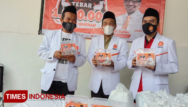 Penyaluran paket daging kurban oleh DPD PKS Kota Malang. (Foto: Naufal Ardiansyah/TIMES Indonesia)