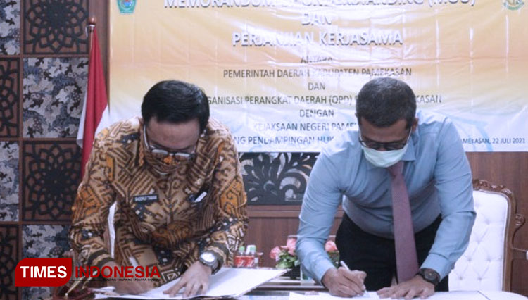 Pemkab Pamekasan tanda tangan jalin perjanjian kerjasama pendampingan hukum dengan Kejari. (Foto: Akhmad Syafi'i/TIMES Indonesia)