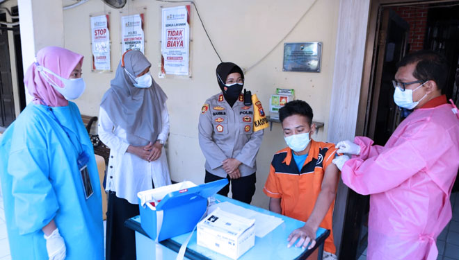 Suasana vaksinasi di Polres Pelabuhan Tanjung Perak Surabaya, Kamis (22/7/2021). (Foto: dok. Humas Polres Pelabuhan Tanjung Perak Surabaya)