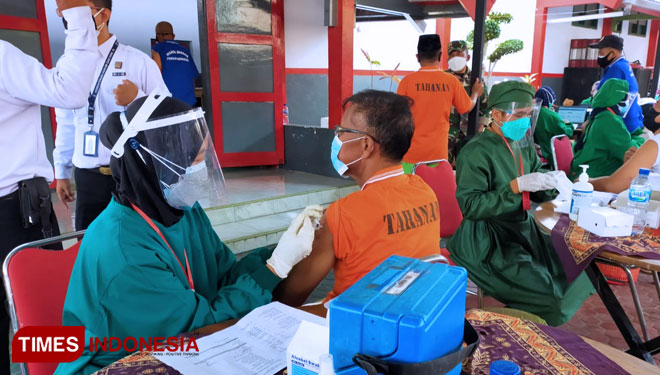 Proses vaksinasi Covid-19 untuk narapidana di Banyuwangi. (FOTO: Agung Sedana/TIMES Indonesia)