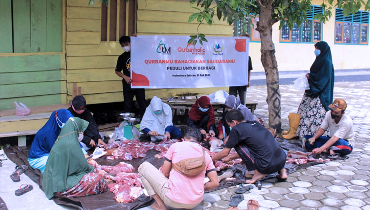 Relawan LMI terlibat dalam pelaksanaan pemotongan hewan kurban dan distribusi di Yayasan Insan Kamil, Desa Tomori, Halmahera Selatan pada Rabu (21/7/2021) kemarin. (FOTO: Dok.Laznas LMI) 