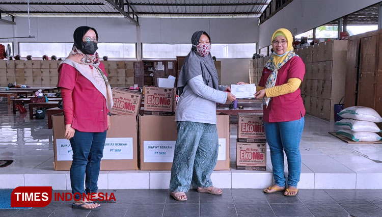 Karyawan PT Sinar Kencana Makmurjaya (SKM) Yogyakarta saat menyalurkan donasi ke Panti Asuhan BIMa Sedayu Bantul. (FOTO: Fajar Rianto/TIMES Indonesia)