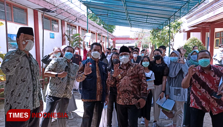 Wakil Bupati Banyuwangi berfoto bersama pelajar dan guru SMPN 1 Genteng. (FOTO: Agung Sedana/ TIMES Indonesia)