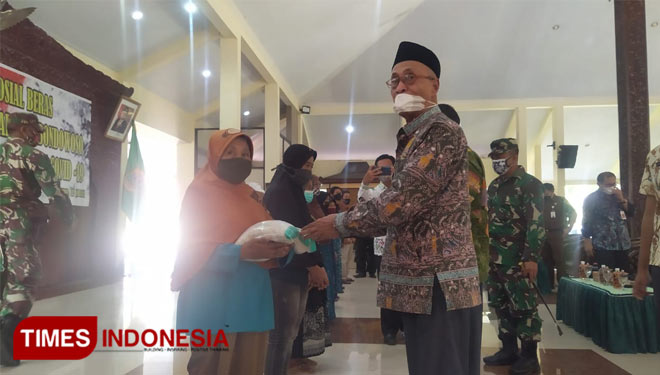 Bupati Bondowoso KH Salwa Arifin saat menyerahkan secara simbolis 62 ton beras untuk warga terdampak PPKM darurat (FOTO: Moh Bahri/TIMES Indonesia).