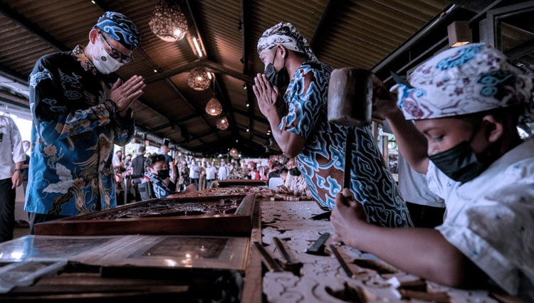 Menparekraf RI Sandiaga Uno saat menyapa perajin kayu ukir di Bali. (FOTO: kemenparekraf RI)