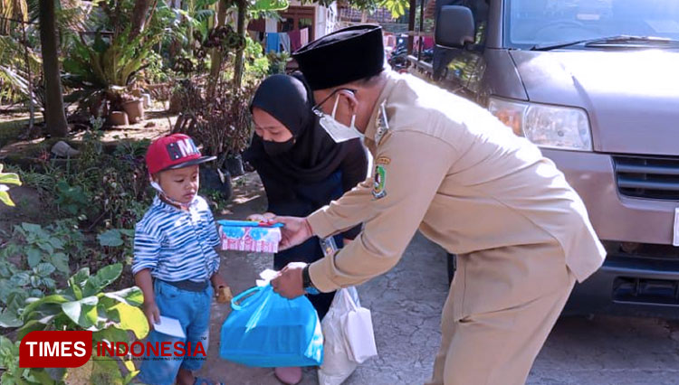 Wakil Bupati Banyuwangi, H Sugirah S Pd, M Si alias Pakde Sugirah membagikan makanan dan memberikan santunan kepada anak yatim piatu. (FOTO: Syamsul Arifin/TIMES Indonesia)