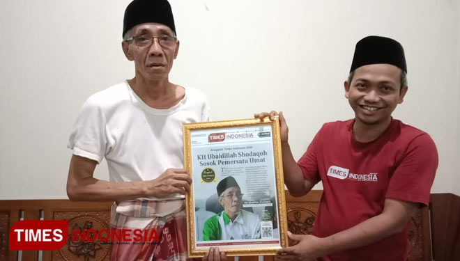 Rois Syuriah PWNU Jawa Tengah, KH Ubaidillah Shodaqoh menerima Anugerah Times Indonesia di Pondok Pesantren Al Itqon, Bugen, Tlogosari, Semarang, Rabu (21/7) malam. Fadlil Kirom/Times Indonesia
