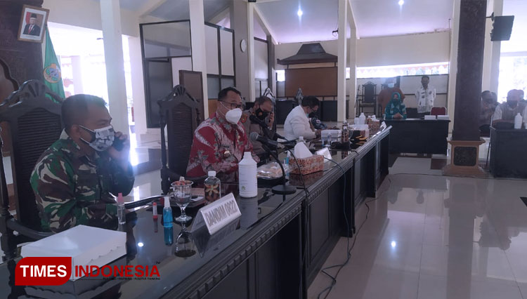 Wakil Bupati Bondowoso Irwan Bachtiar Rachmat saat memberikan arahan saat pimpin vidcon proses pemulasaraan jenazah Covid-19 (FOTO: Moh Bahri/TIMES Indonesia).