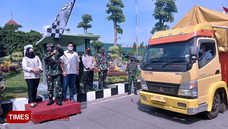 Komandan Korem 081/DSJ Kolonel INF Waris Ari Nugroho memberangkatkan armada bantuan beras. (FOTO: Romy Tri Setyo Wibowo /TIMES Indonesia )
