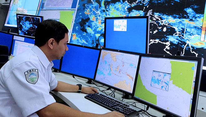 Petugas BMKG mengamati layar komputer yang menampilkan informasi cuaca, meteorologi dan geofisika. (foto: setkab)