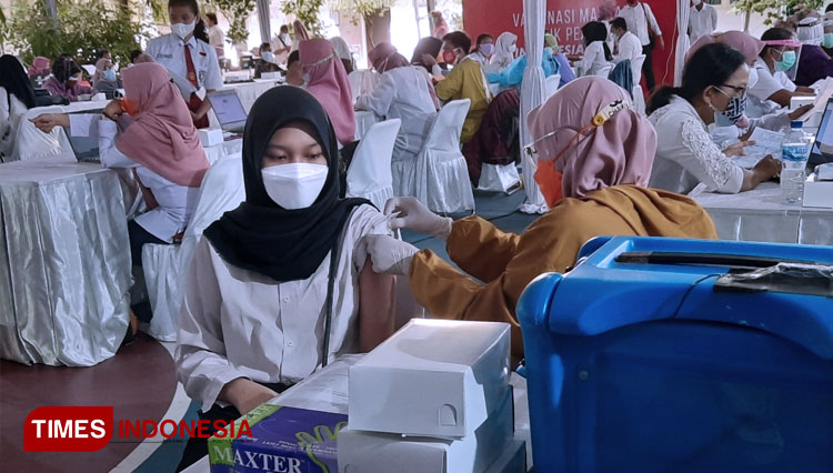 Pelajar di Surabaya mulai mendapatkan vaksinasi Covid-19 beberapa waktu lalu. (FOTO: Shinta Miranda/TIMES Indonesia)