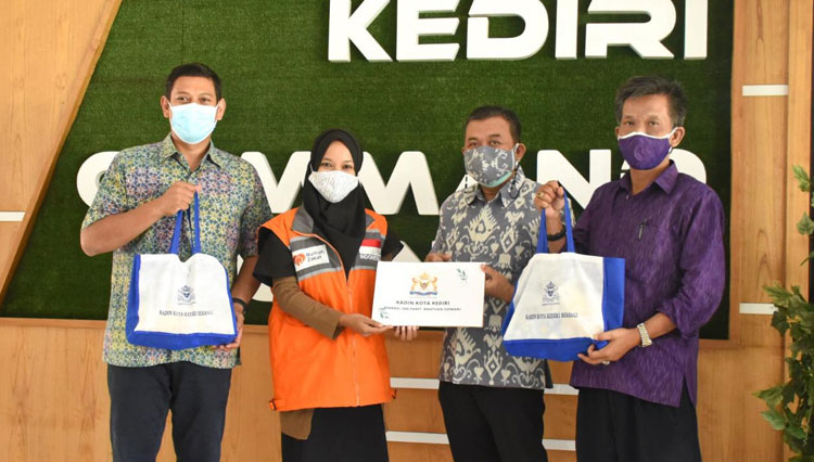 Wali Kota Kediri bersama Kadin Kota Kediri saat berfoto bersama tunjukkan bantuan (Foto: Protokol dan Komunikasi Pimpinan Sekretariat Daerah Kota Kediri)
