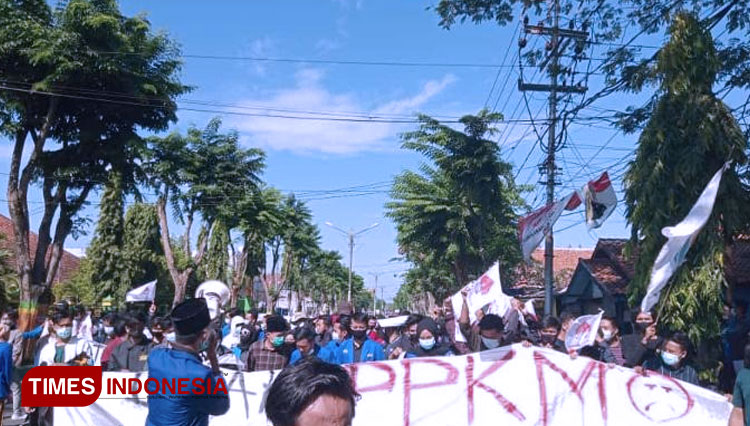 Ratusan massa yang mengatasnamakan Aliansi BEM se-Pamekasan dan PMII Cabang Pamekasan unjuk rasa perpanjangan PPKM Level 4. (Foto: Akhmad Syafi'i/TIMES Indonesia)