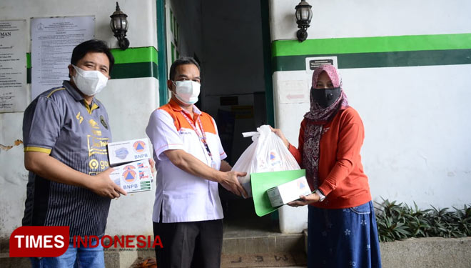 MBLC dan Arema FC menyalurkan bantuan masker dari BNPB dan logistik untuk petugas pemakaman. (Foto: MBLC/TIMES Indonesia)