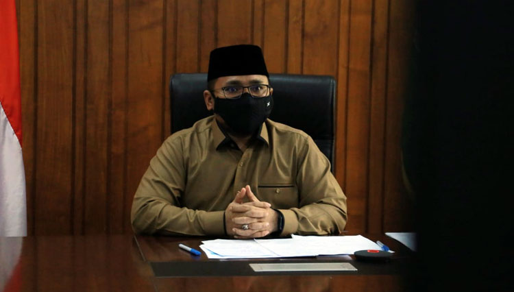 Menag RI Yaqut Cholil Qoumas di Kantornya, Jakarta Pusat. (FOTO: Kemenag RI).