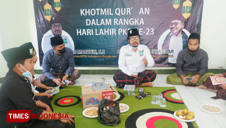 Bendahara DPC PKB Bangkalan Hotib Marzuki memimpim khatmil quran dalam rangka harlah ke-23 PKB. (FOTO: Doni Heriyanto/TIMES Indonesia)
