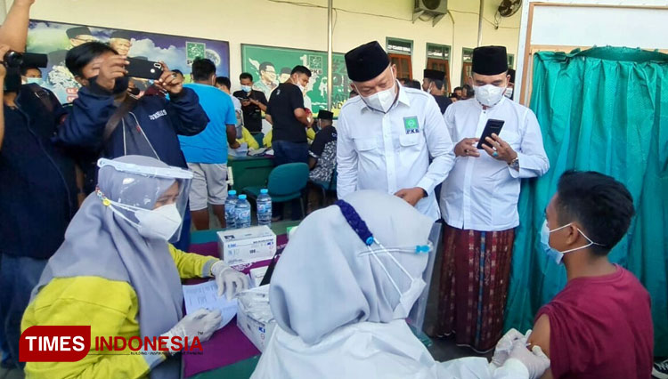 Ketua DPC PKB Bangkalan H Syafiuddin Asmoro meninjau vaksinasi Covid-19 bertajuk '' Vaksin Indonesia Bangkit'' (Foto: Doni Heriyanto/TIMES Indonesia)