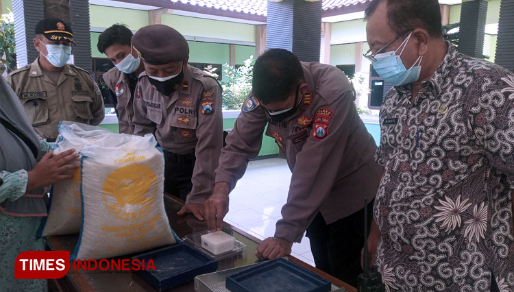 Warga menerima bantuan beras dari Kementerian Pertanian di lokasi bencana