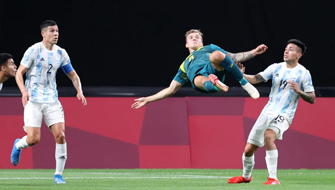 Para pemain Argentina menyaksikan pemain Australia, Riley McGree melakukan aksi akrobatik (Foto: masashi hara/gettyimages)