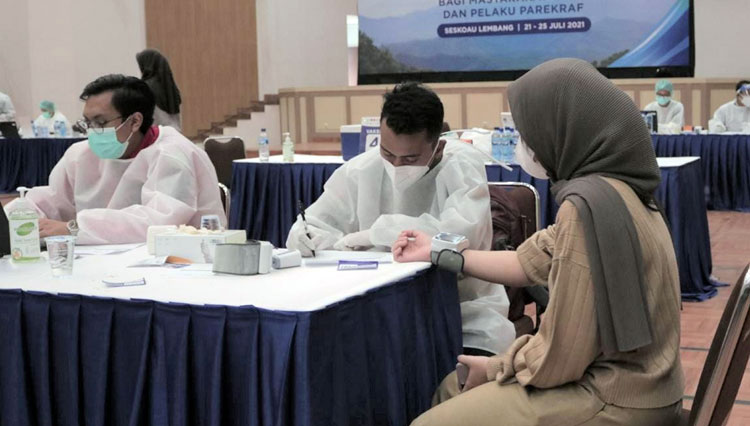 Peserta yang mengikuti program vaksinasi yang difasilitasi Danone Indonesia dan diselenggarakan oleh Kemenparekraf, TNI AU dan Pemkab Bandung Barat. (Foto: Danone Indonesia for TIMES Indonesia) 
