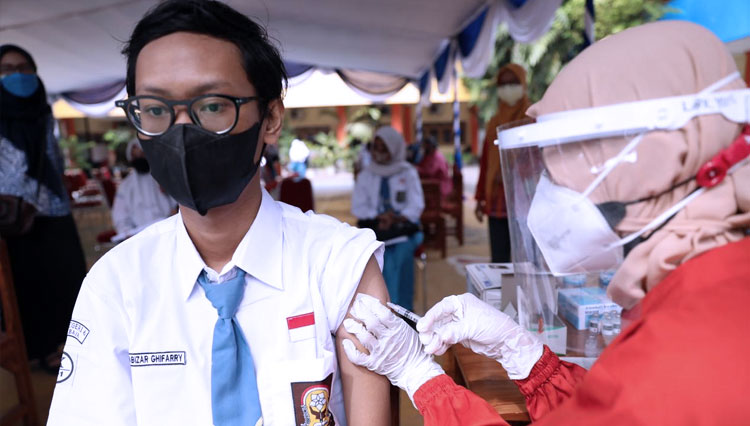 Vaksinasi pada pelajar di Jatim. (FOTO: Dok.Humas Pemprov Jatim) 