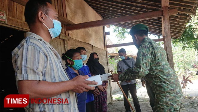 Kostrad Peduli, Yon Armed 12 membagikan ribuan paket makanan siap saji. (Foto: M.Miftakul/TIMES Indonesia)