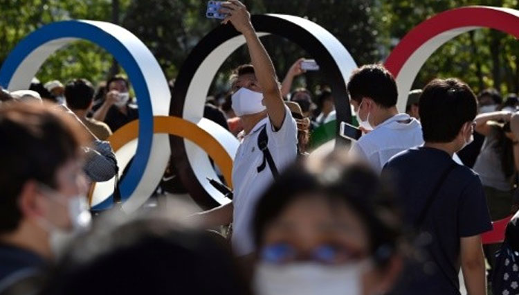 Ratusan orang berkerumun di luar stadion Olimpiade Tokyo sejak Jumat (23/7/2021) siang ingin ikut menyaksikan pembukaan pertandingan olahraga se jagad itu.(FOTO :Japan Today)
