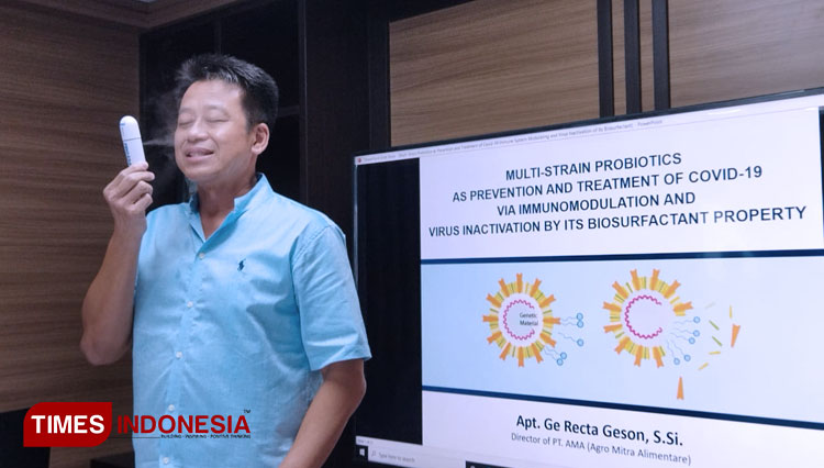 Direktur utama PT Agro Mitra Alimentare (AMA), Apt. Ge Recta Geson, S.Si, mempraktikkan cara menghirup PRO EM-1 menggunakan nano spray. (FOTO: Ammar Ramzi/TIMES Indonesia)