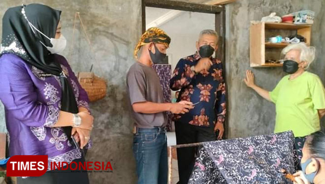 Agun saat melihat langsung proses pembuatan batik di Batik Gendhis (Foto:Susi/TIMES Indonesia)
