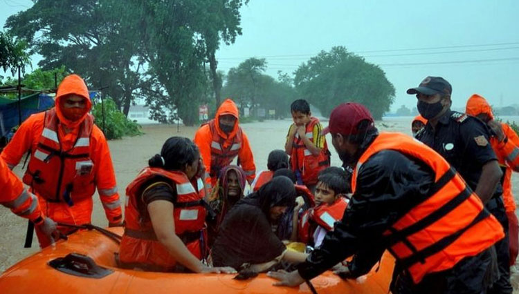Tim penyelamat telah memindahkan puluhan ribu orang ke tempat yang aman.(FOTO A: BBC/Reuters)