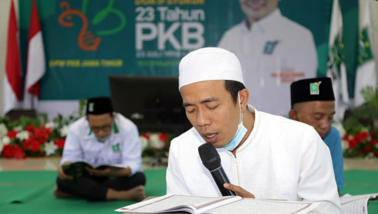 Bendahara DPW PKB Jawa Timur Fauzan Fuadi saat mengikuti khataman Al-quran, Jumat (23/7/2021).(Foto: Dok.PKB) 