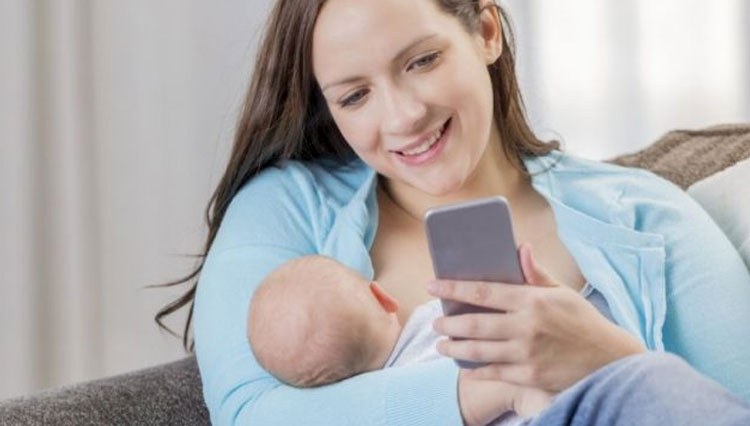 Bermain Ponsel saat Menyusui, Hindari yuk Moms!