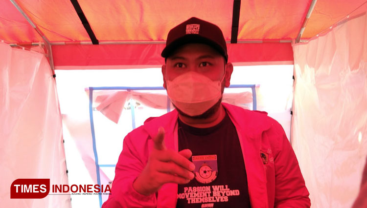Bupati Gresik Fandi Akhmad Yani saat meninjau posko darurat di Kecamatan Sidayu (Foto: Akmal/TIMES Indonesia).